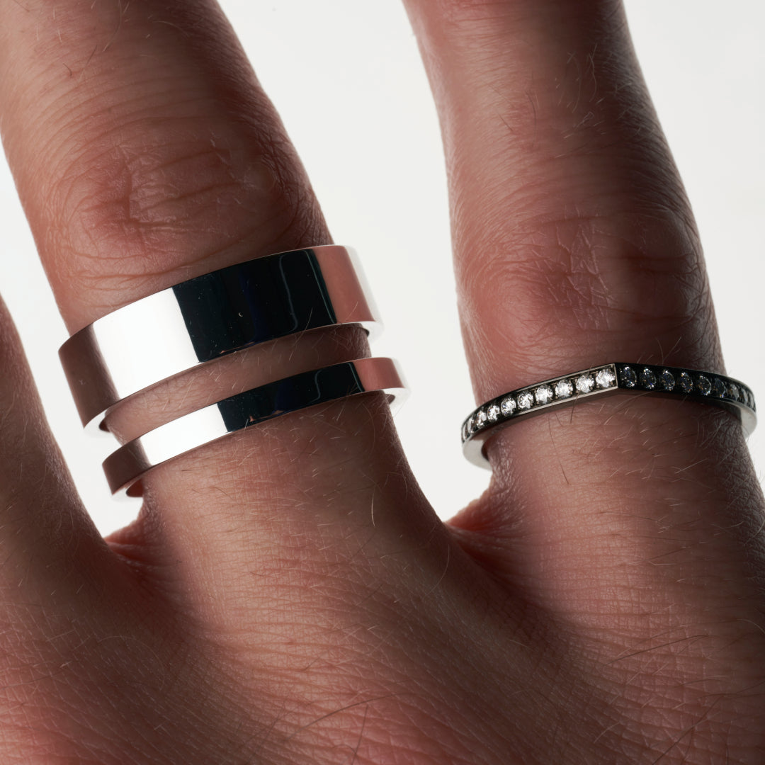 1 row ring in black gold 18 carat paved with diamonds