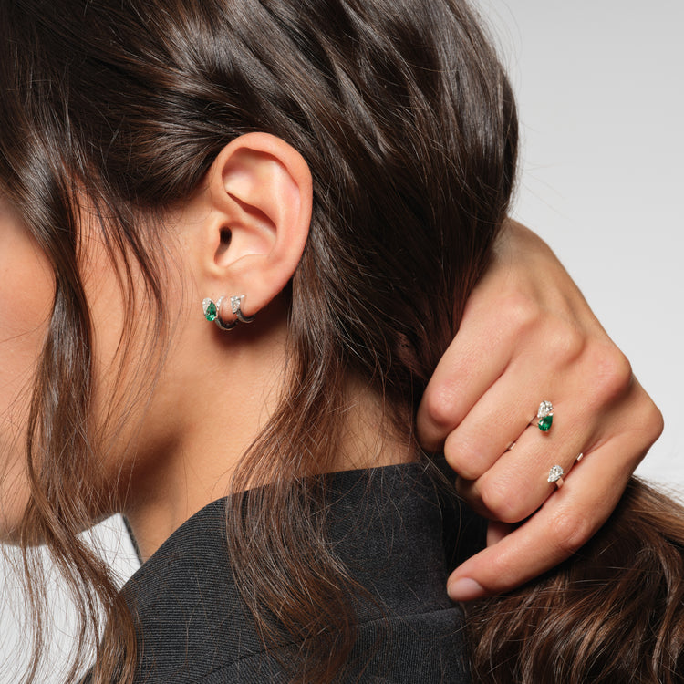 Serti sur Vide earring set with 2 diamonds and 1 emerald