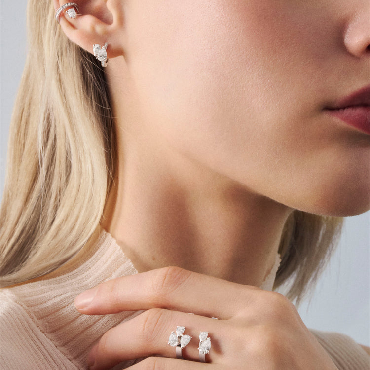 Serti sur Vide ring set with 5 diamonds