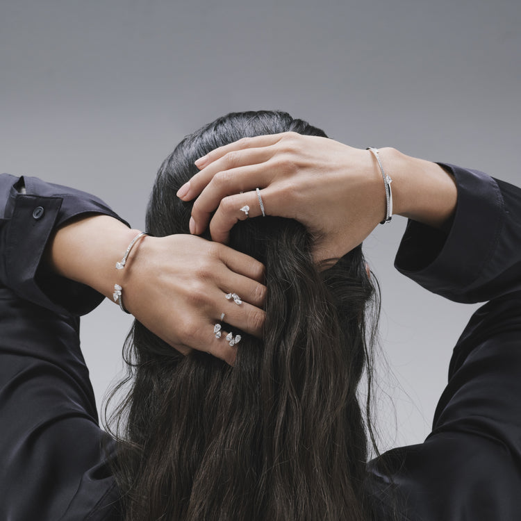 Serti sur Vide ring set with 1 diamond