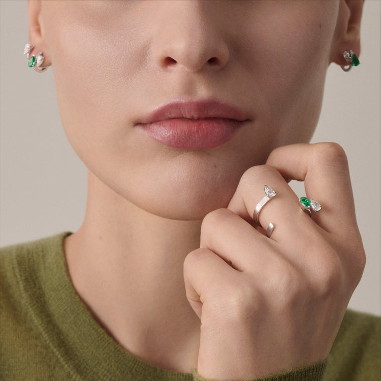 Serti sur Vide earring in white gold with 1 pear shape diamond and 1 pear shape emerald