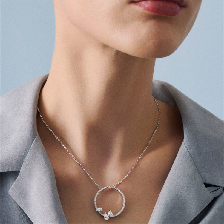 Serti sur Vide pendant set with 3 diamonds