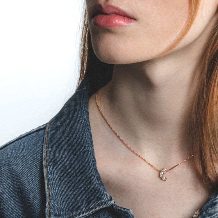 Serti sur Vide pendant set with 3 diamonds