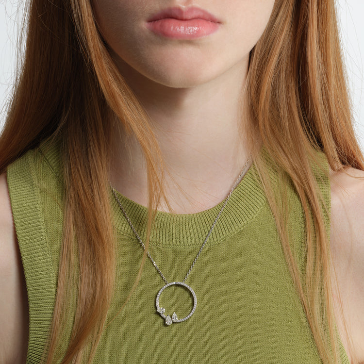 Serti sur Vide pendant set with 3 diamonds