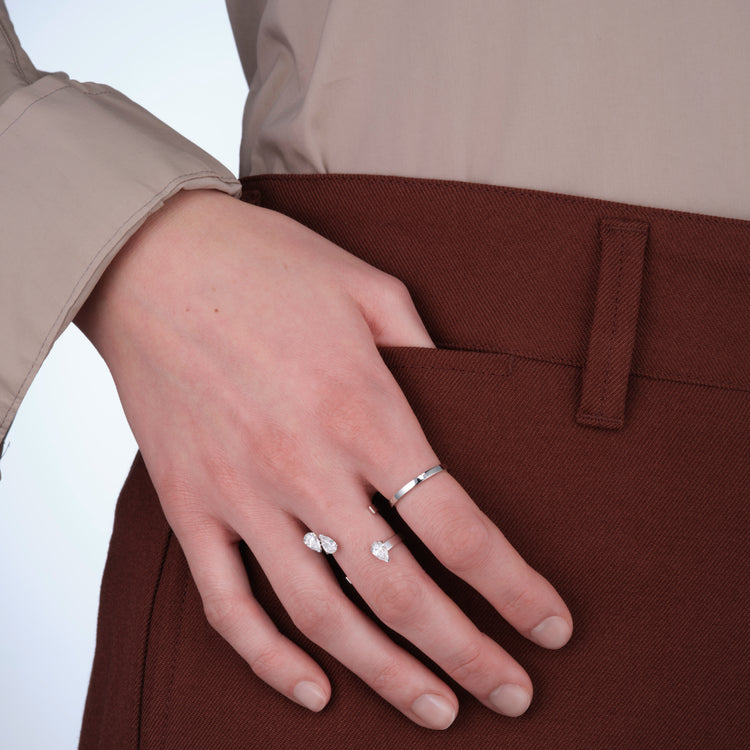 Bague Serti sur Vide sertie de 3 diamants taille poire