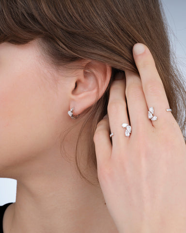 Serti sur Vide ring set with 3 diamonds